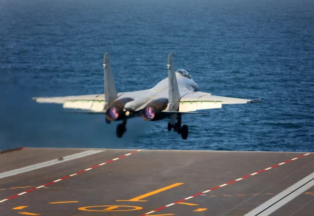 Cu nhay vot cua tau san bay Trung Quoc hinh anh