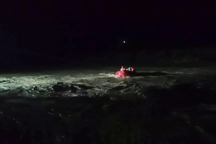 Nguoi dan Philippines duoc giai cuu giua dong lu do bao Ragasa hinh anh