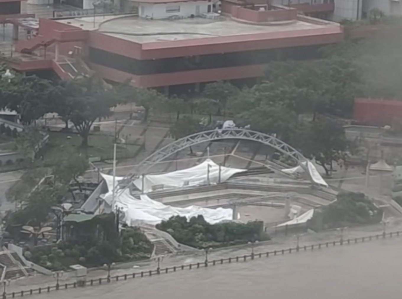 Bao Ragasa bien khach san Hong Kong thanh dong do nat hinh anh