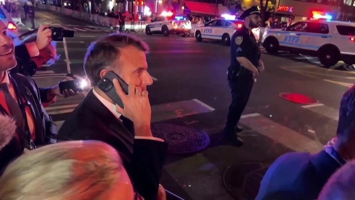 Tong thong Macron bi chan duong giua New York hinh anh