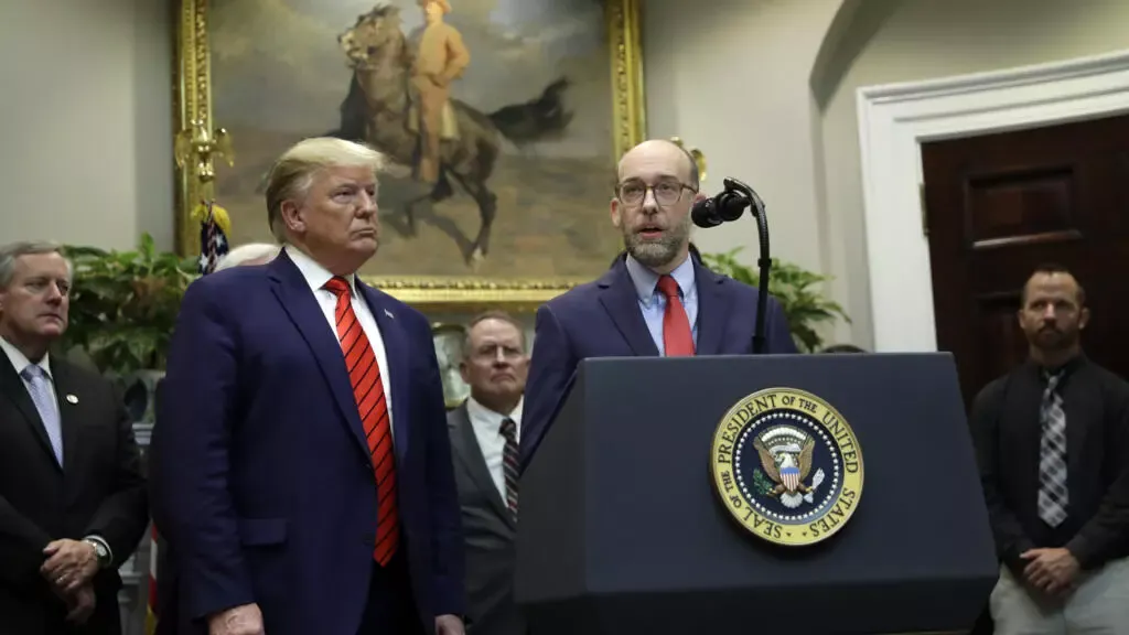 Bo nao ‘sieu quyen luc’ dung sau ong Trump hinh anh