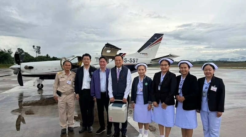 Thu tuong Thai tu lai may bay cho tang hien cuu 7 nguoi hinh anh