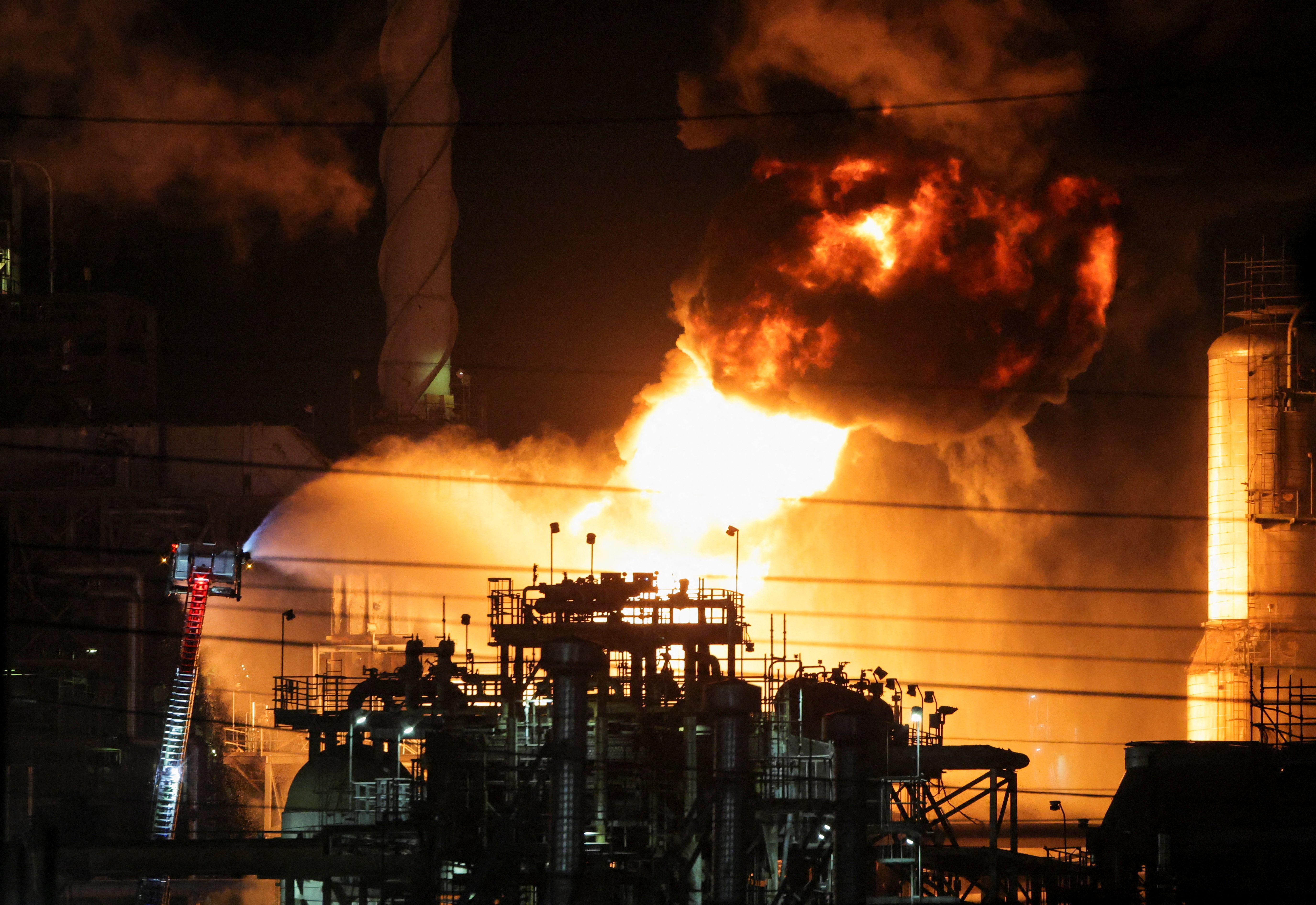 Vu no nhu 'bom nguyen tu' bien bau troi California thanh bien lua hinh anh