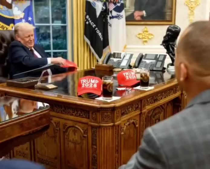 Ong Trump tung video AI nem mu 'Trump 2028' treu choc doi thu hinh anh