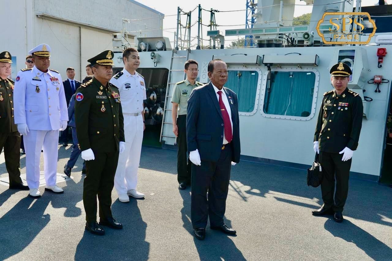 Trung Quoc ban giao tau chien cho Campuchia hinh anh