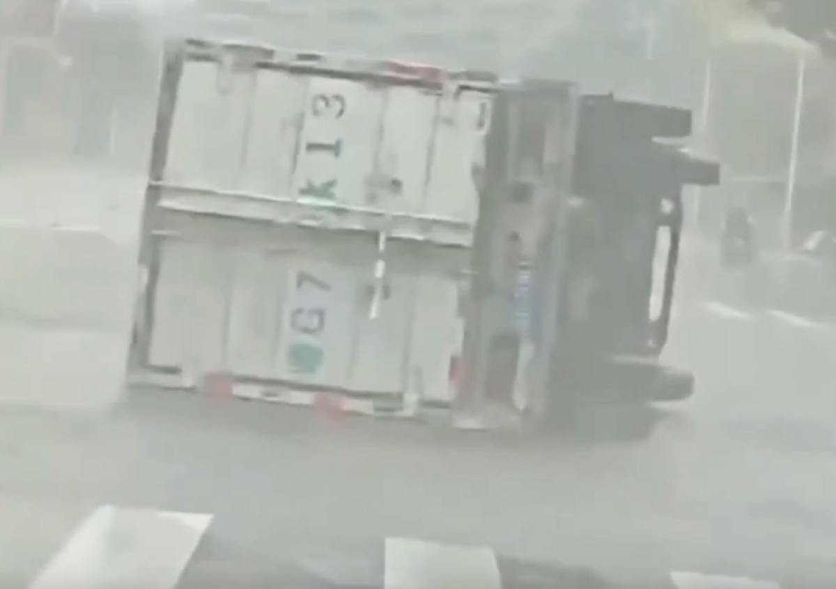 Bao Matmo lat do oto, 'thoi bay' nguoi di xe may o Trung Quoc hinh anh