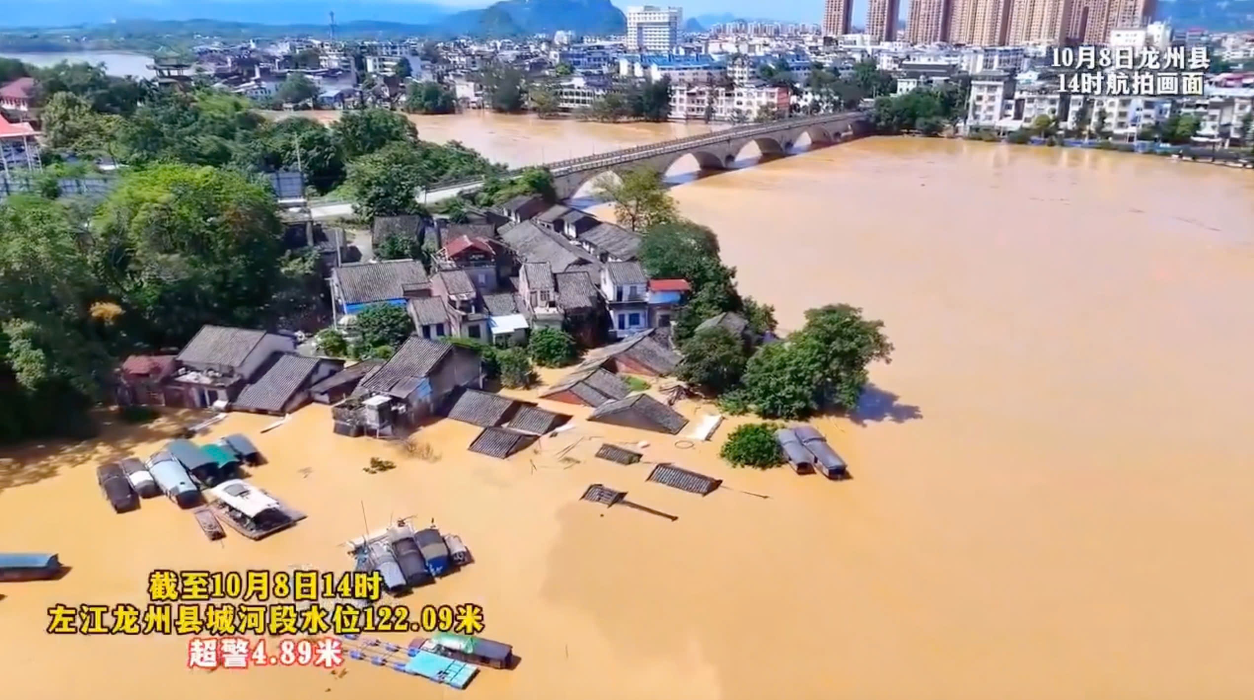 Quang Tay chim trong bien nuoc, lu dang ngap toi mai nha hinh anh