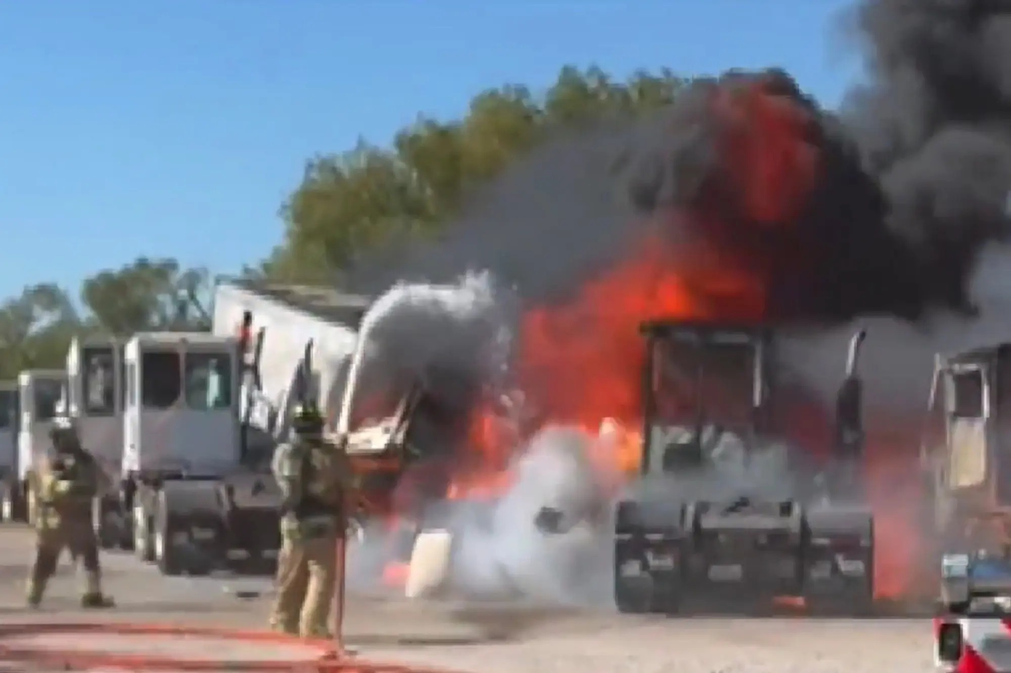 May bay lao vao container, boc chay du doi o My hinh anh