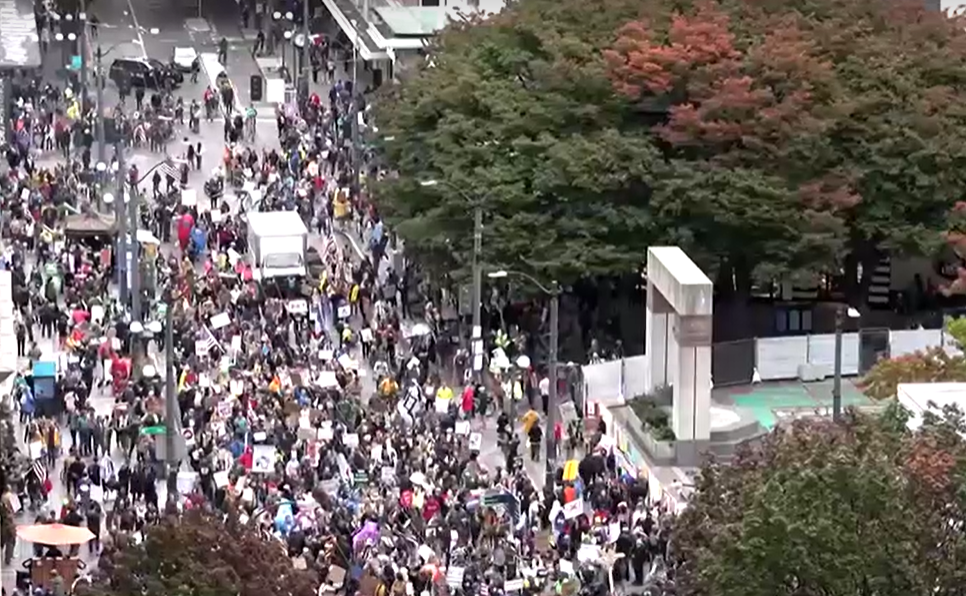 Bieu tinh phan doi Tong thong Trump tai Seattle (My) hinh anh