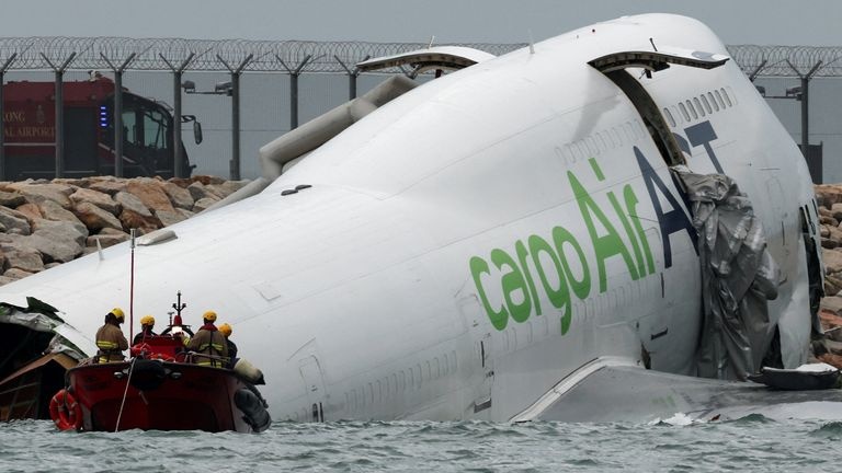 Boeing 747 gay doi, chim nua than duoi bien hinh anh