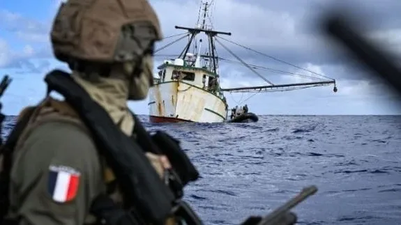 Hai quan Phap ban ha tau cao toc buon 2,4 tan ma tuy hinh anh