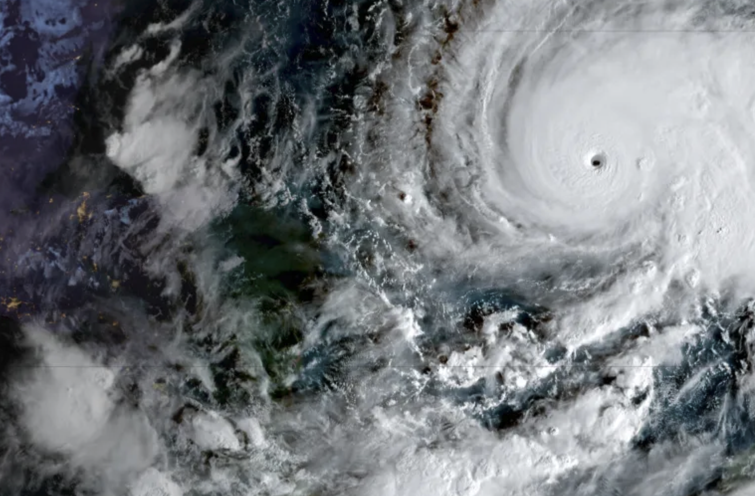 Ben trong mat sieu bao manh nhat the gioi 2025 hinh anh