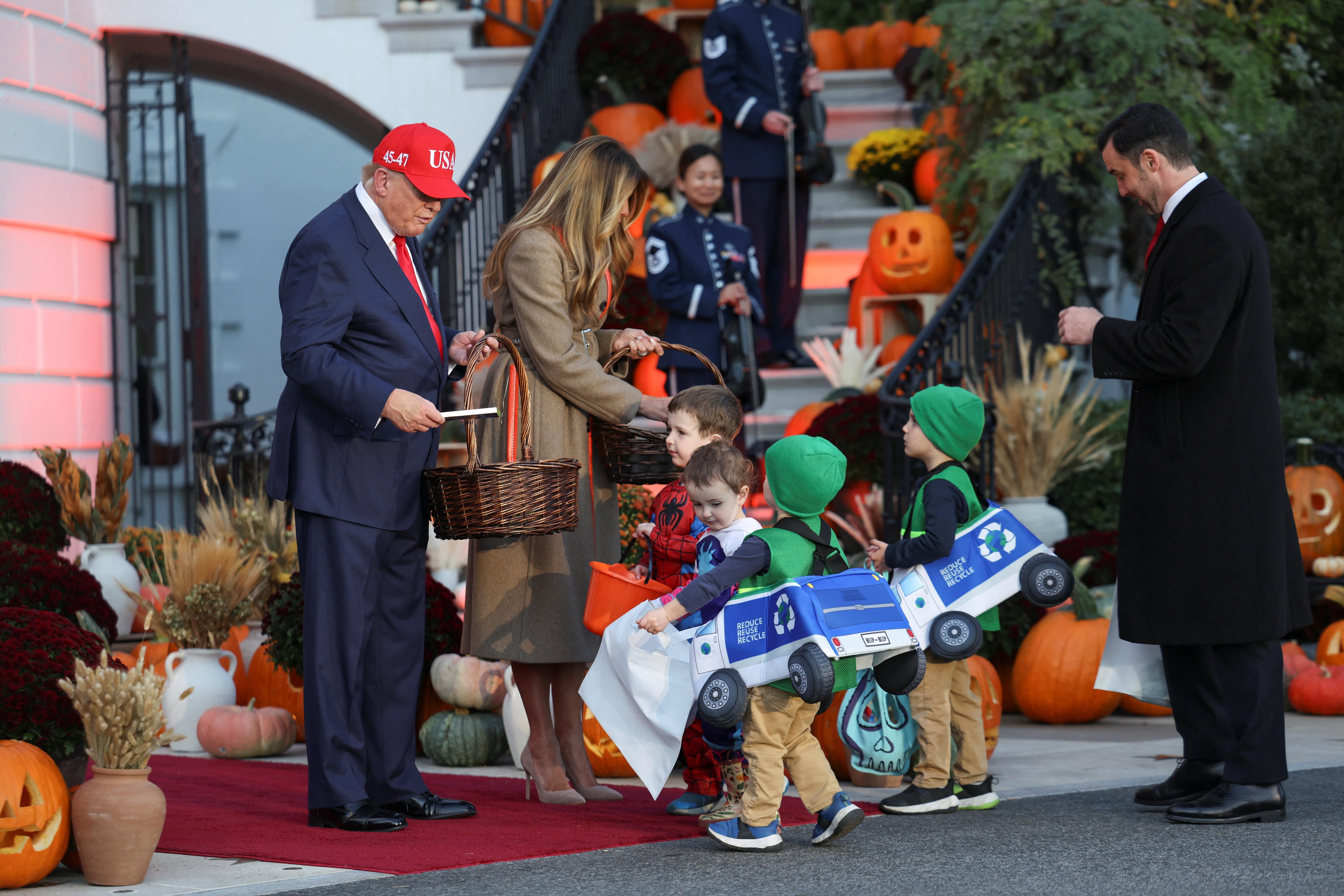 Ong ba Trump ron rang trong le hoi Halloween hinh anh