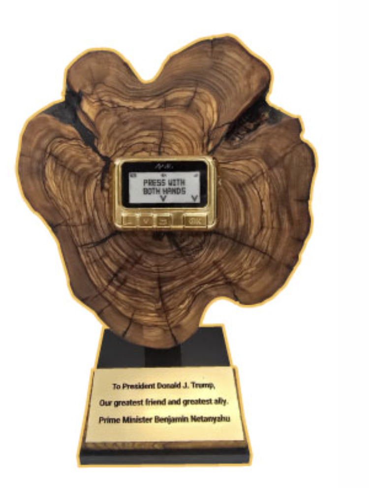 Donald Trump,  ngoai giao qua tang,  qua tang tong thong,  ngoai giao Trump,  quan he quoc te,  chinh sach doi ngoai,  phong cach Trump,  tong thong My anh 1