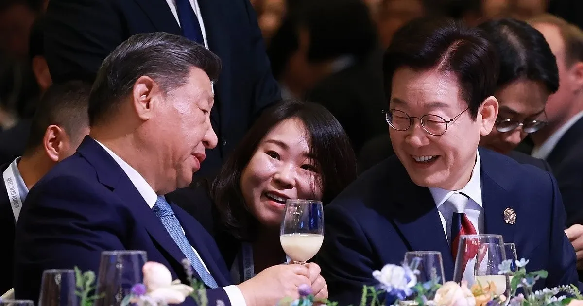 Tong thong Han Quoc nang ly ruou gao chuc hoa binh tai tiec APEC hinh anh