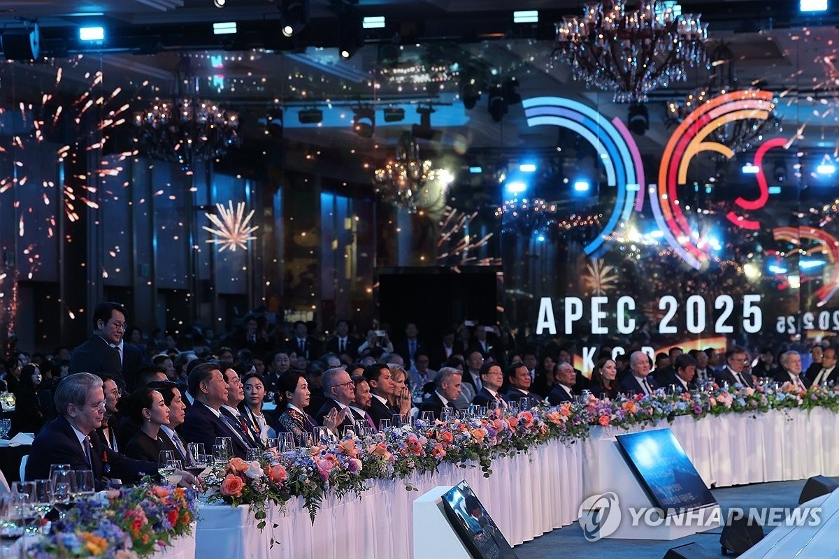 Cac nha lanh dao nang ly chuc mung tai Hoi nghi APEC hinh anh