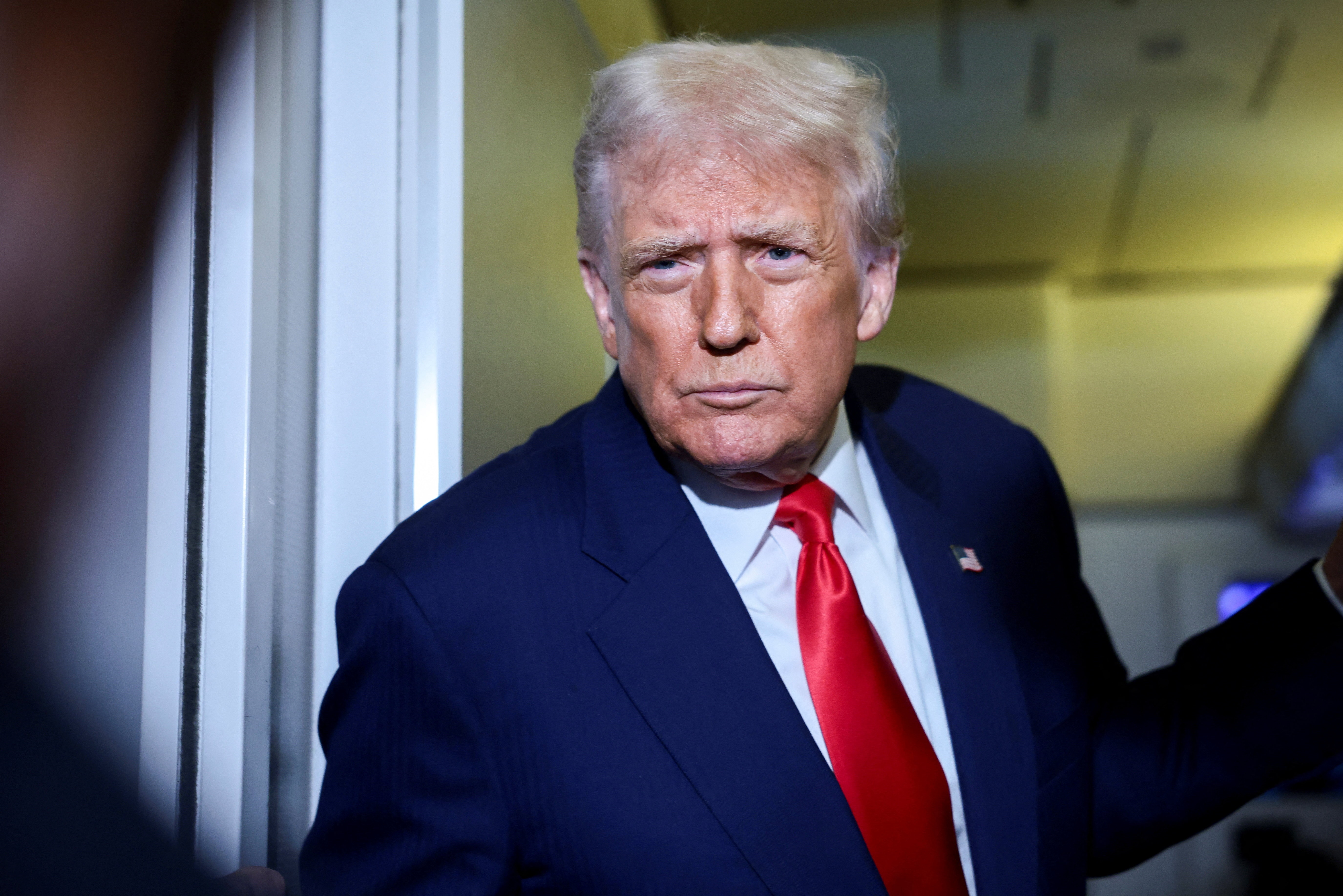 Vu kien 'mang tinh song con' voi ong Trump hinh anh