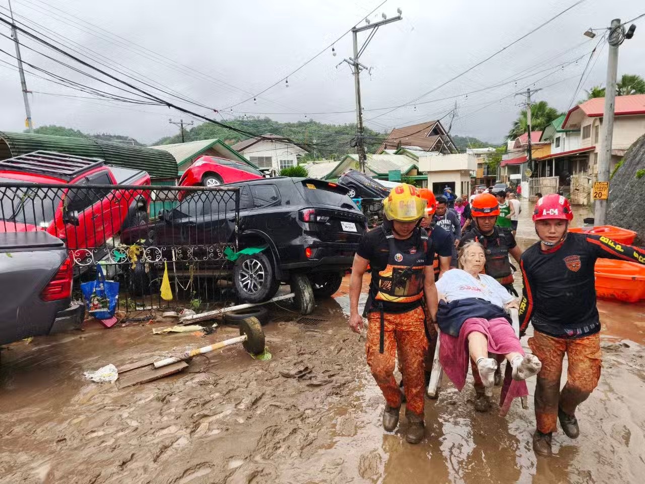 Nguoi dan Philippines keu cuu tren mai nha giua lu du khi bao Kalmaegi do bo hinh anh