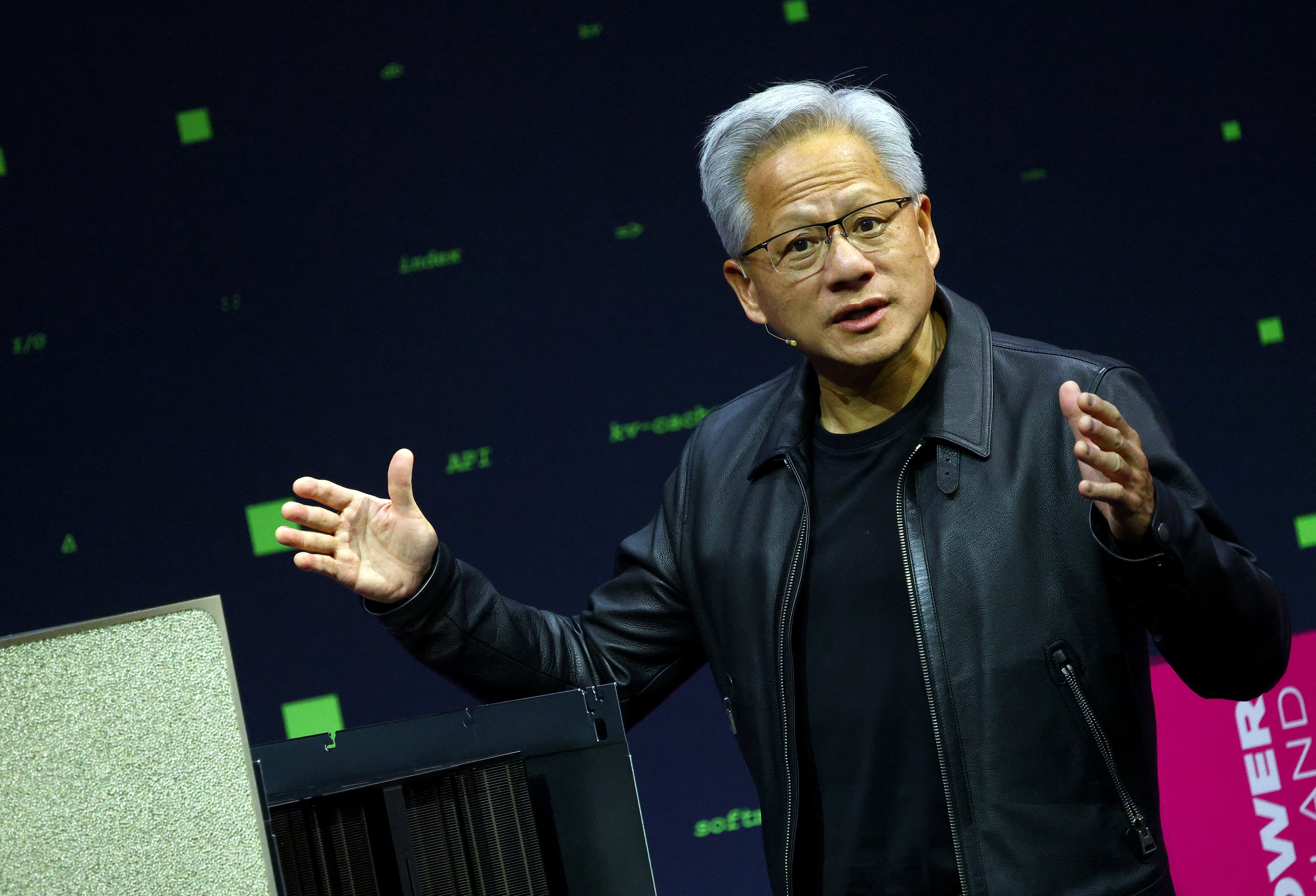 CEO Nvidia doi giong sau phat ngon 'Trung Quoc vuot My ve AI' hinh anh