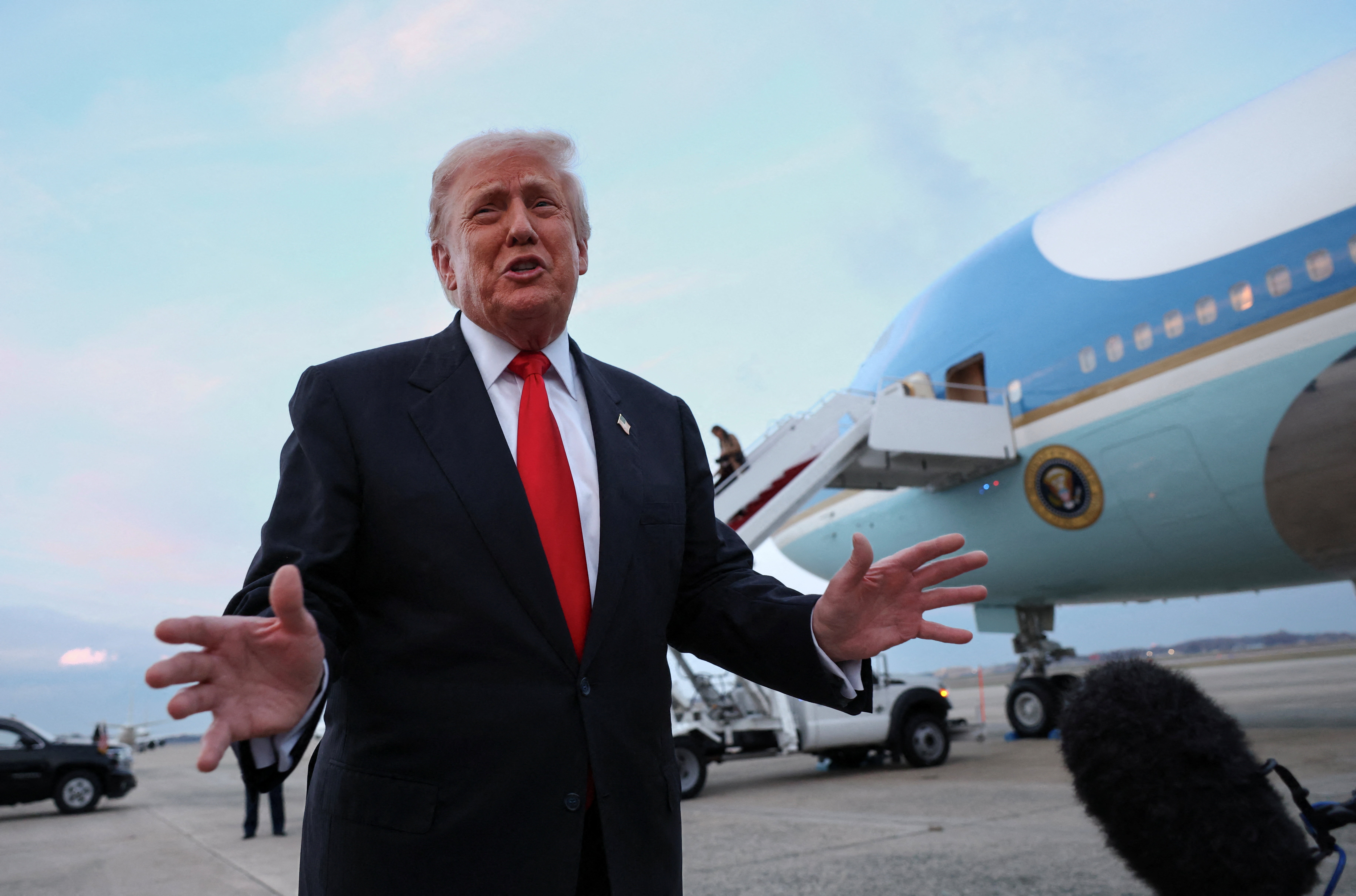 Tong thong Trump cong kich BBC hinh anh