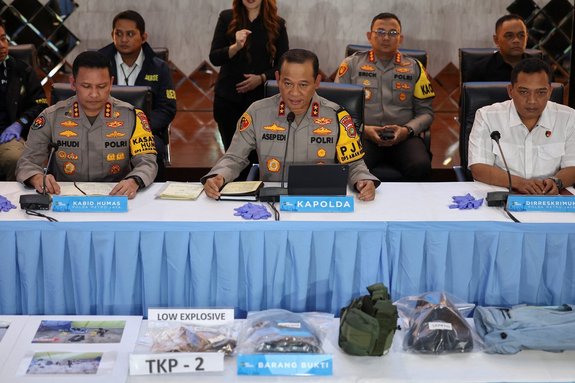 Hoc sinh che bom Indonesia,  vu no truong hoc,  96 nguoi bi thuong,  bom tu che,  dong co tra thu,  an ninh truong hoc anh 1