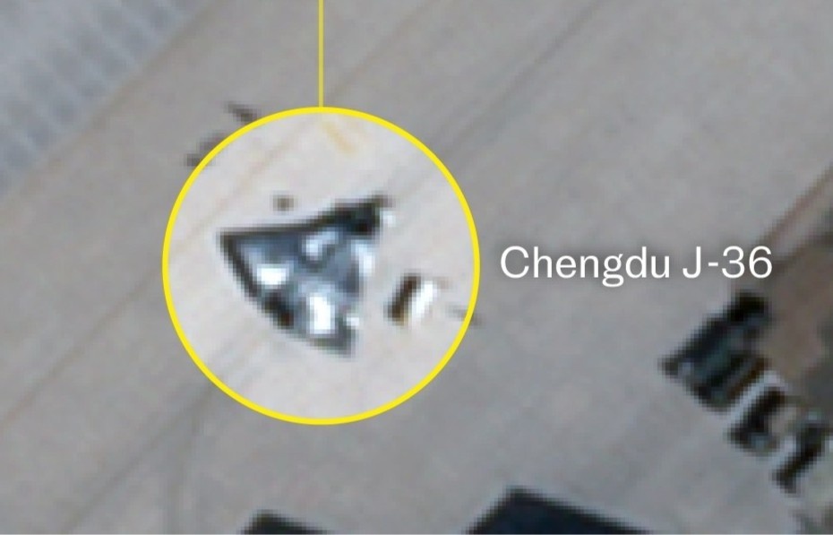 Ben trong can cu bi an cua Trung Quoc giua sa mac hinh anh