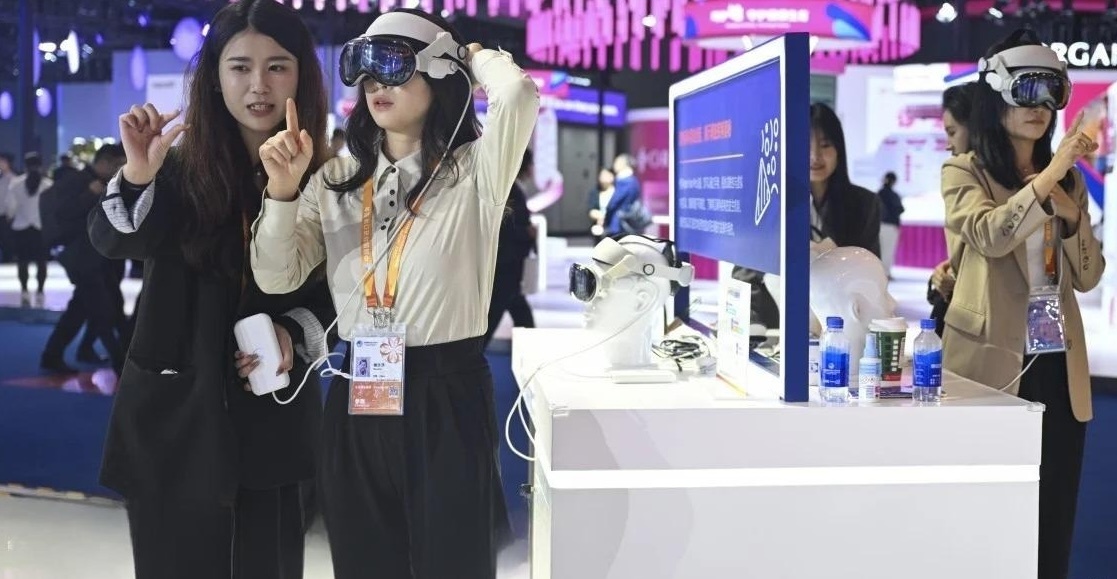 Nguoi tre Trung Quoc mang CV den hoi cho thuong mai xin viec hinh anh