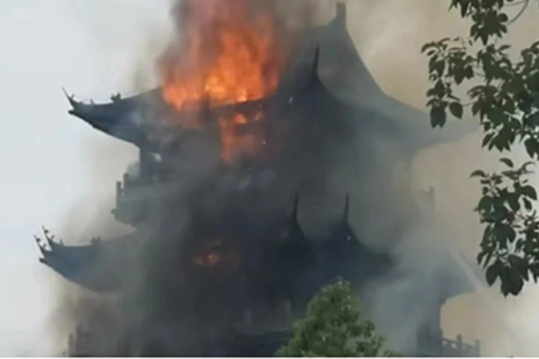 Chua co 1.500 nam tuoi boc chay o Trung Quoc hinh anh