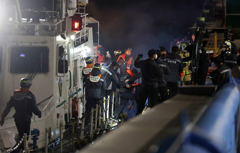 Pha Han Quoc mac can vi nguoi lai mai dung dien thoai hinh anh