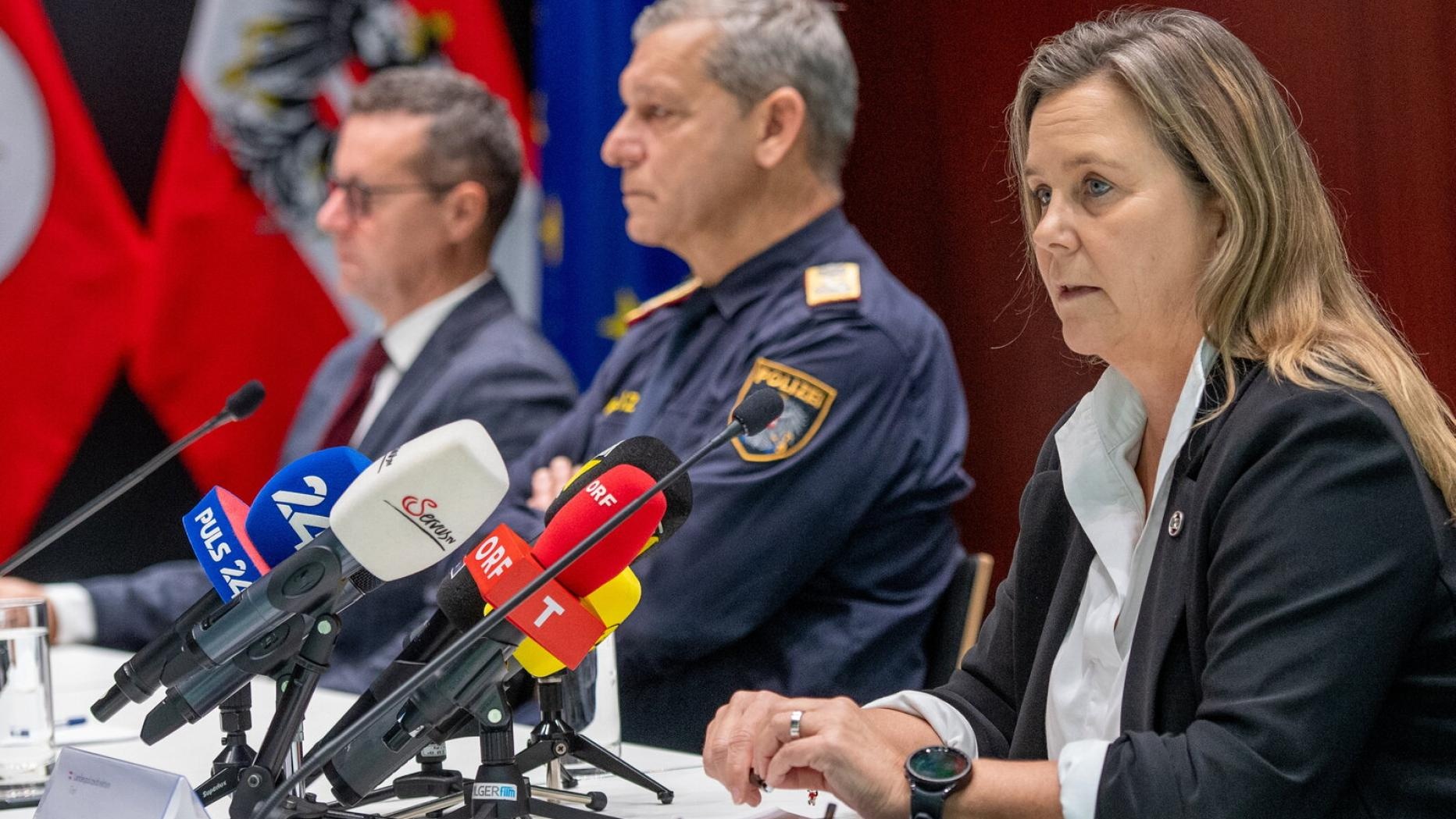 Phat hien thi the hai me con bi giau vao tu dong o Ao hinh anh