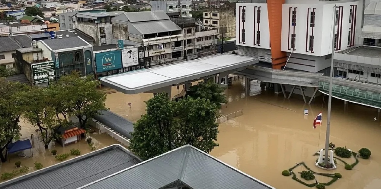 Benh vien te liet giua tam lu, Thai Lan dieu tau san bay cuu tro hinh anh