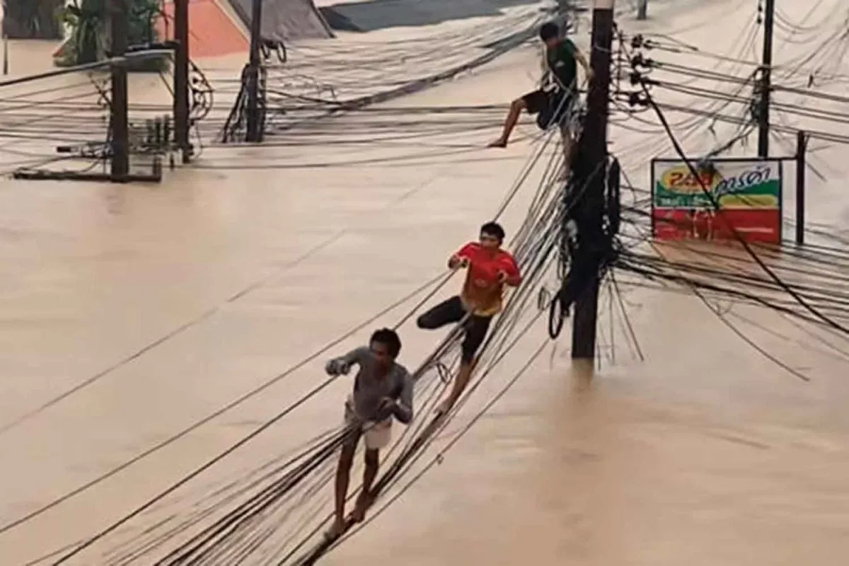 Nguoi dan Thai Lan len mai nha, du day dien chay lu hinh anh