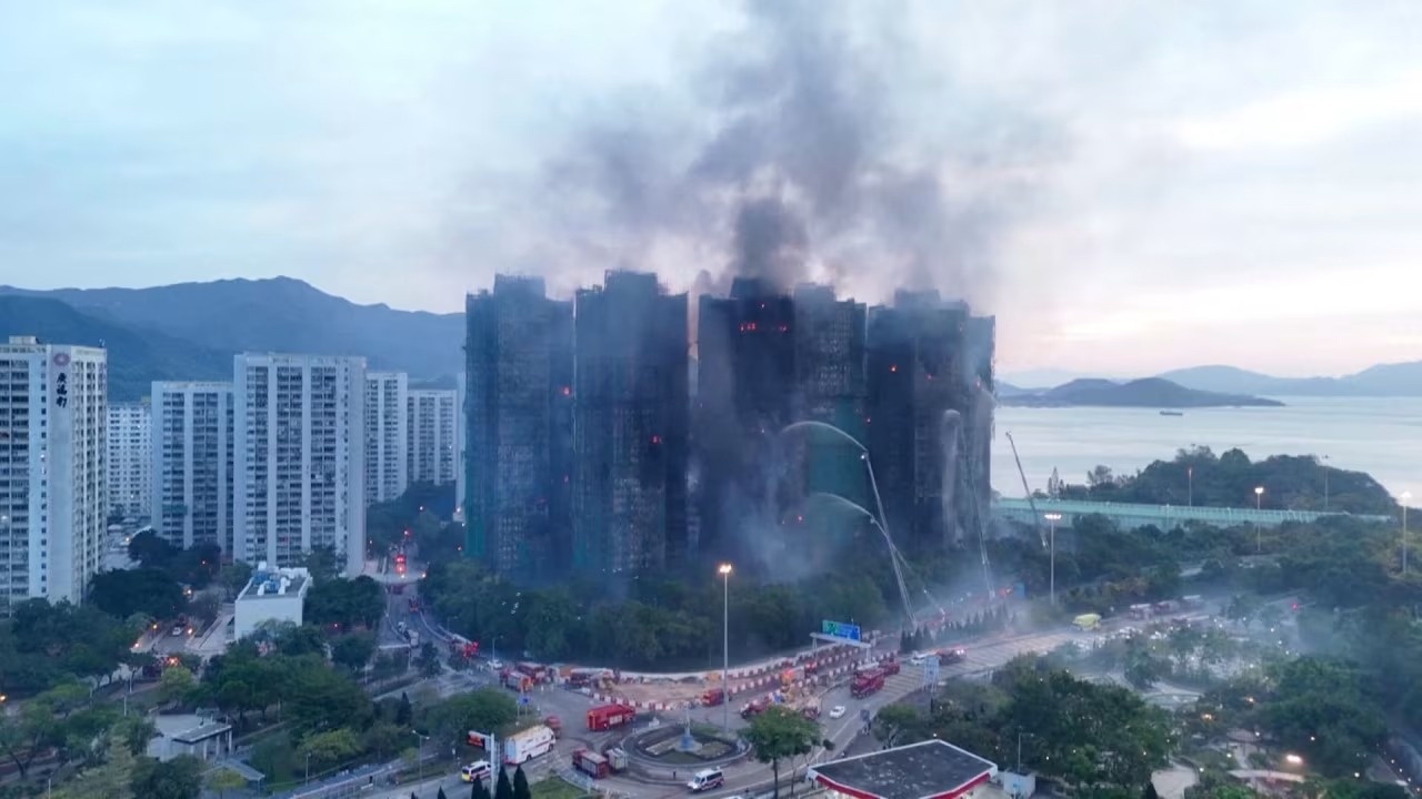 Nguy co chung cu o Hong Kong do sap, doi cuu ho chay dua voi thoi gian hinh anh