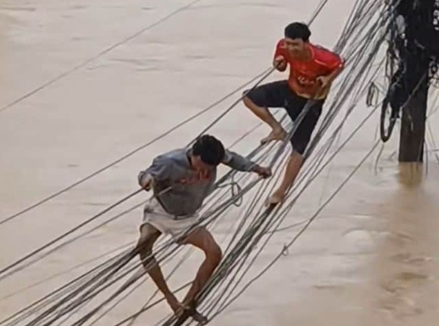 Nguoi dan Thai Lan len mai nha, du day dien chay lu hinh anh