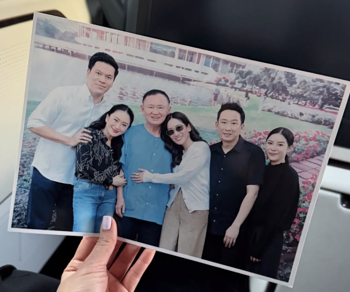 Ba Paetongtarn dang anh gia dinh tham ong Thaksin trong tu hinh anh