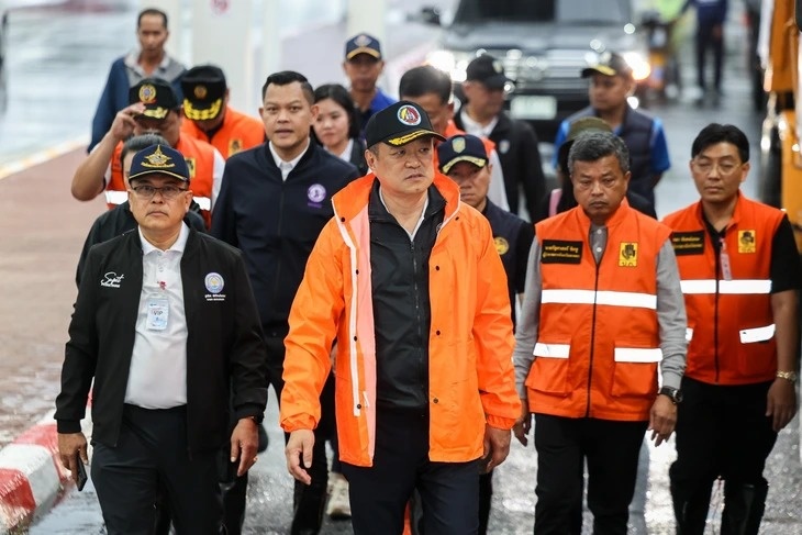 Thu tuong Thai Lan cui dau xin loi sau tham hoa lu lich su hinh anh