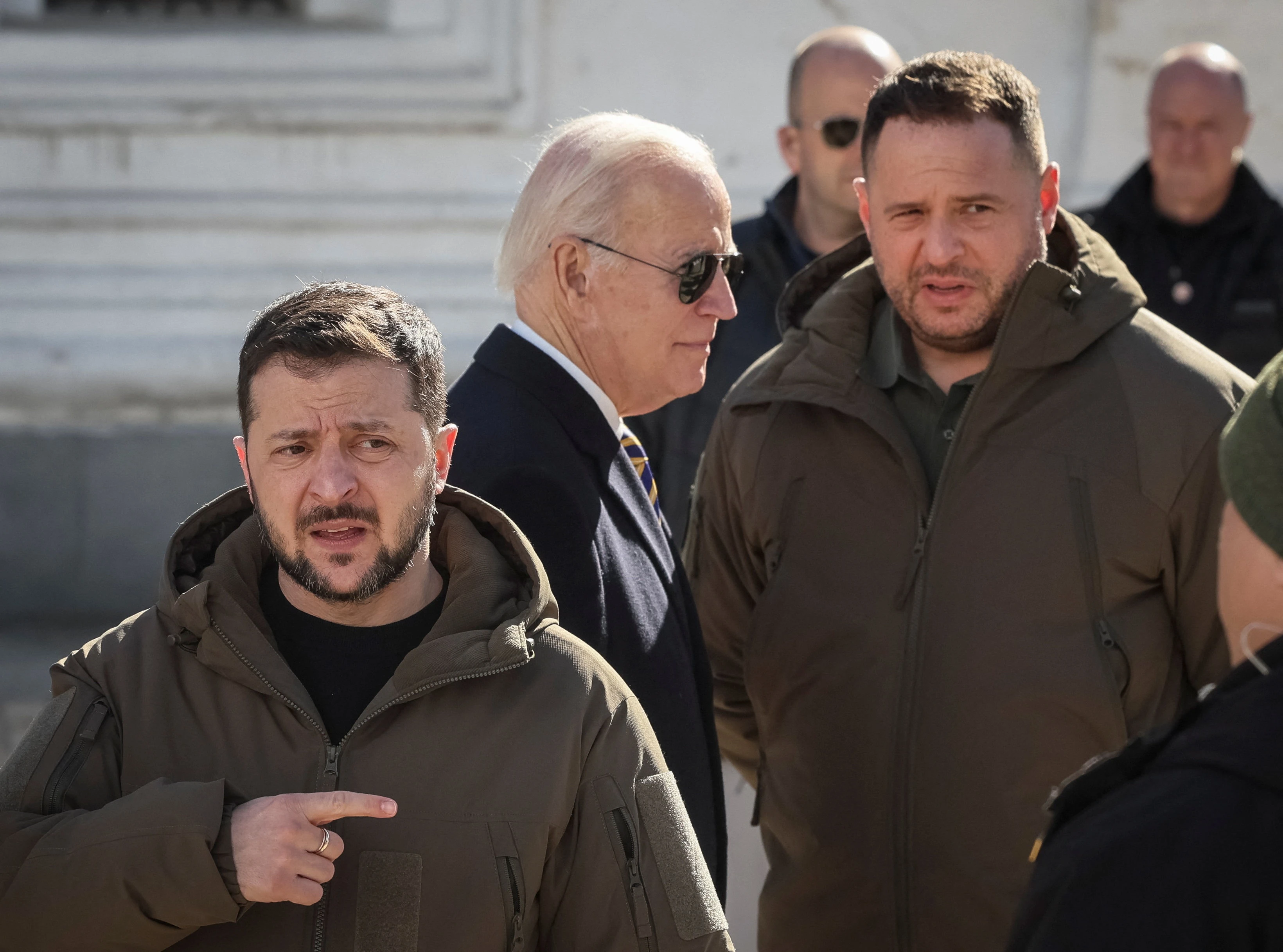 'Mat canh tay phai', ong Zelensky doi mat thu thach chua tung co hinh anh