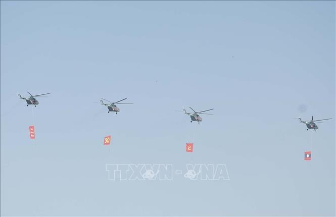 Man trinh dien cua truc thang va may bay chien  trong le dieu binh Lao hinh anh