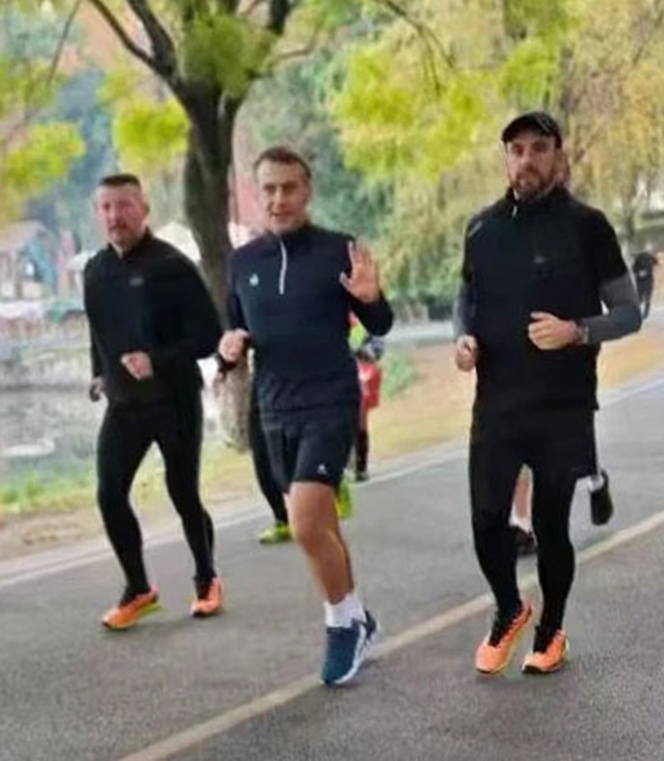 Tong thong Phap chay bo trong cong vien o Trung Quoc hinh anh