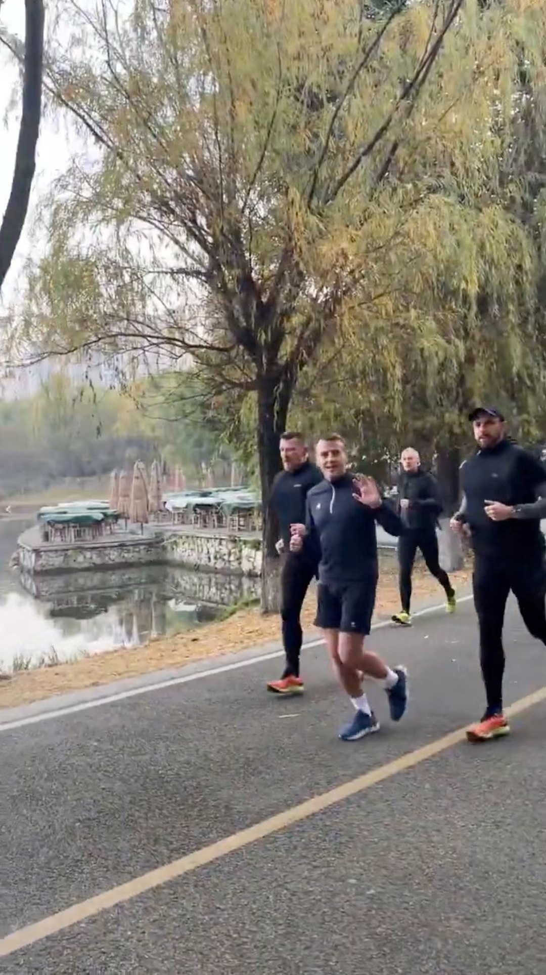 Ong Macron gay chu y voi man chay bo trong cong vien Thanh Do hinh anh