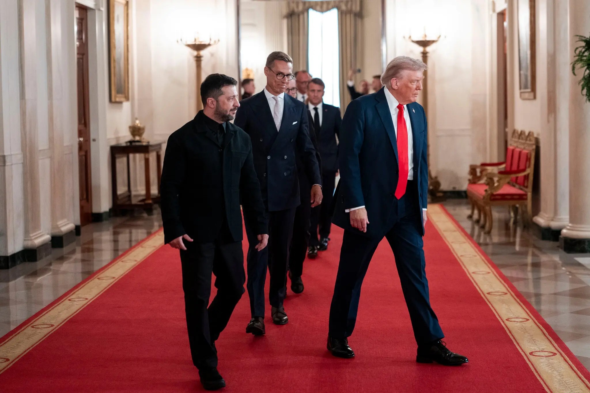 Ong Trump noi chau Au 'yeu duoi va suy tan' hinh anh