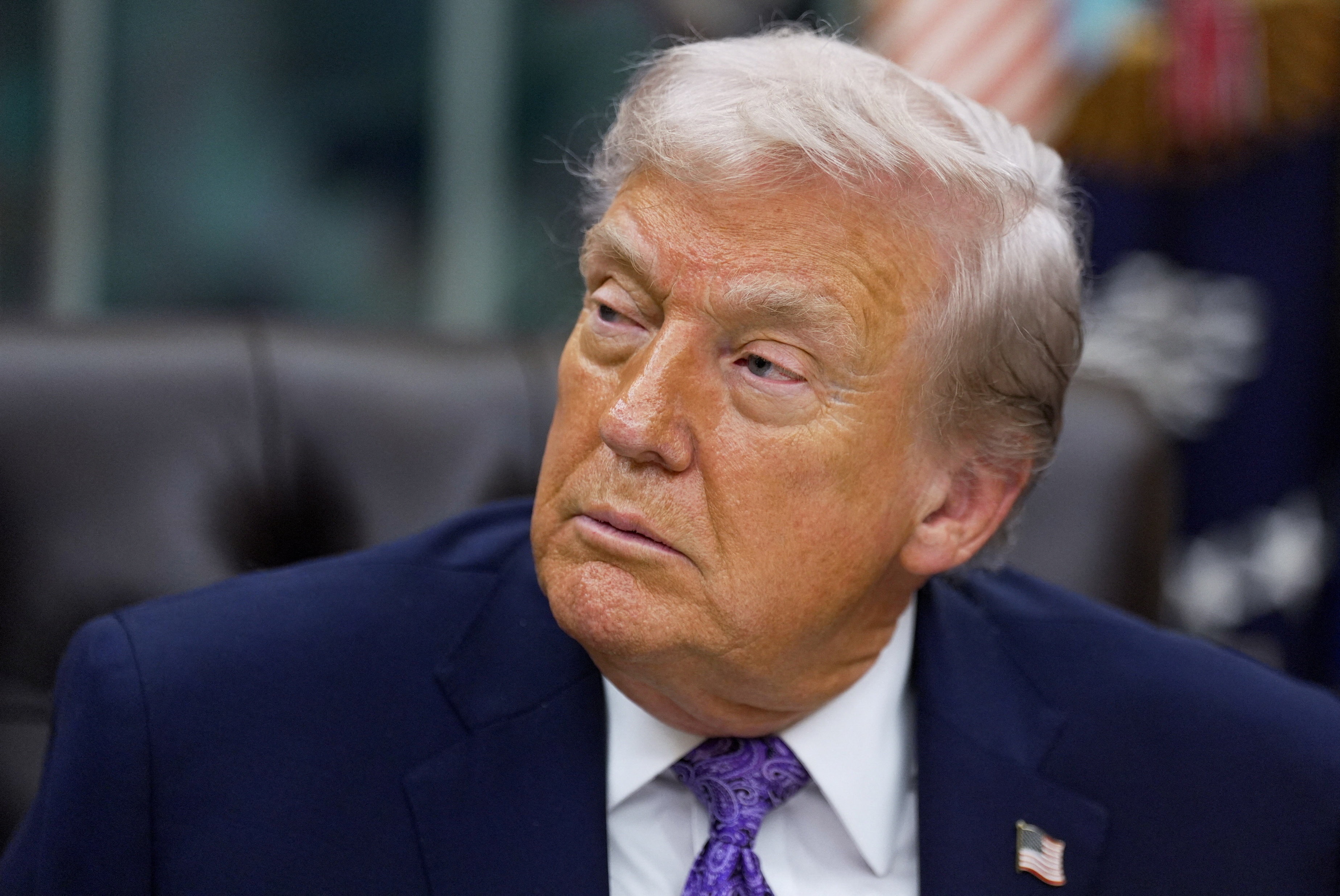 Ong Trump bi kien hinh anh