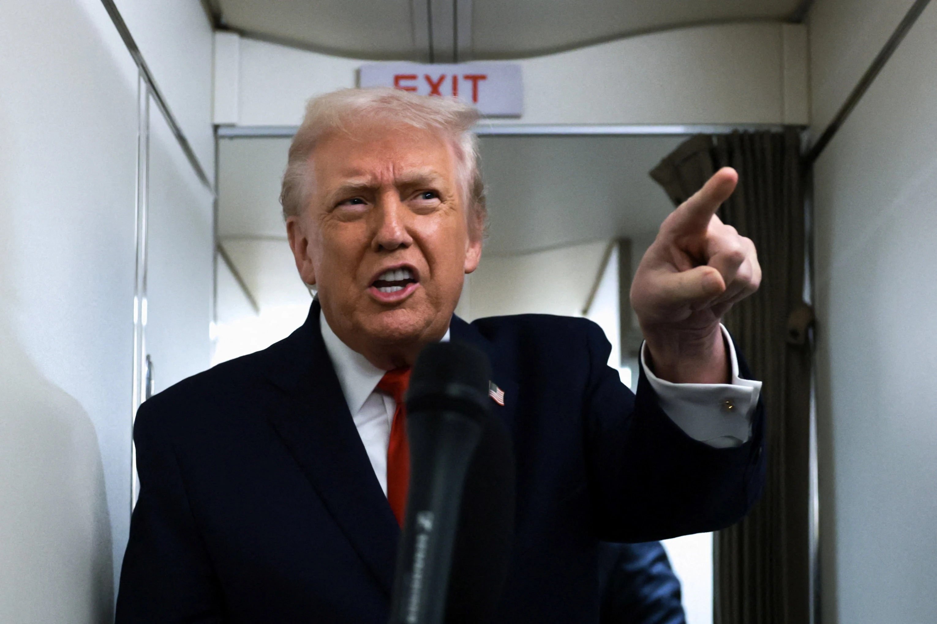 Ong Trump gap tinh huong 'do khoc do cuoi' tren Khong luc Mot hinh anh