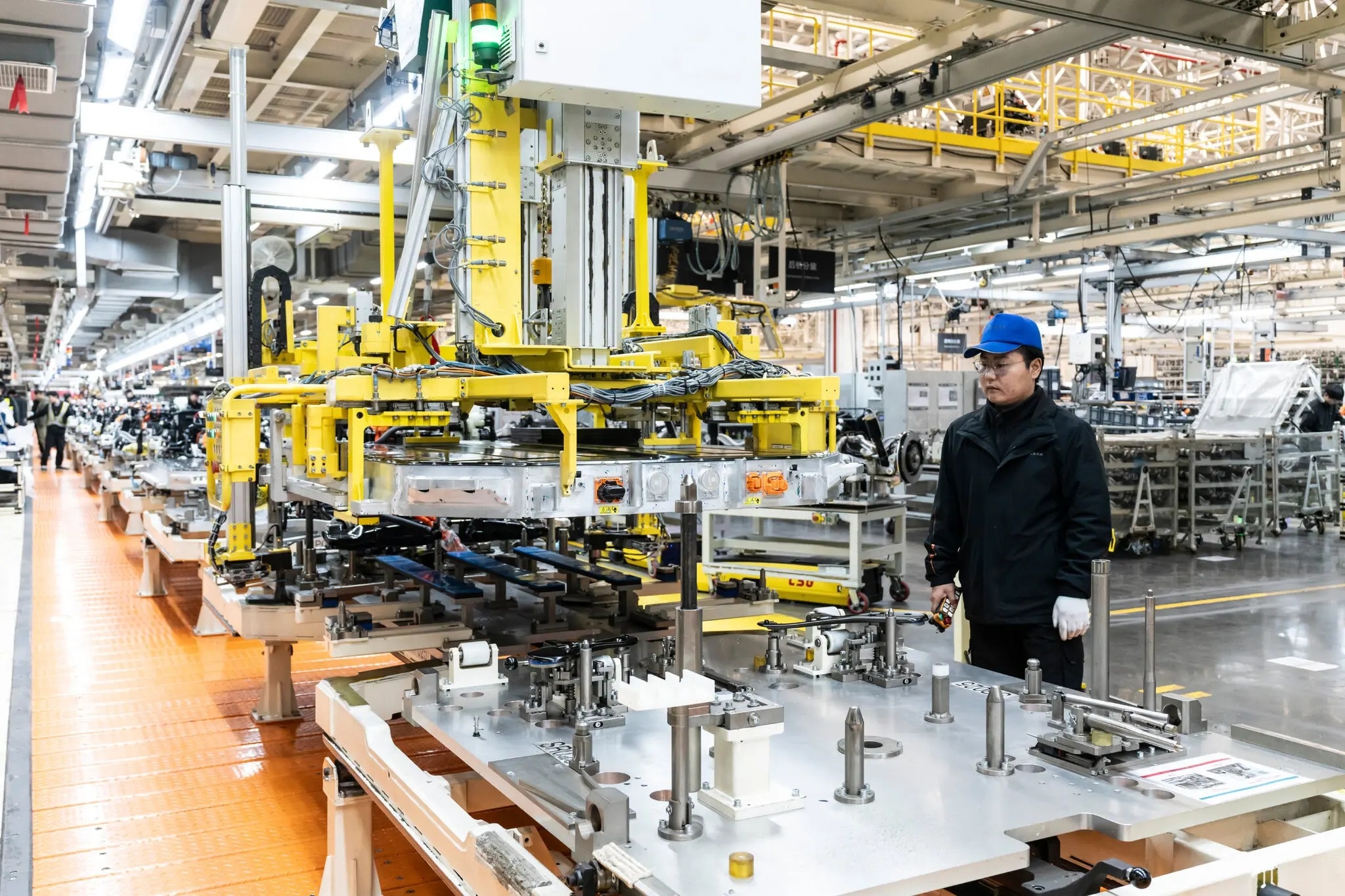 Kinh te Trung Quoc re ngoat lich su khi dau tu lao doc hinh anh