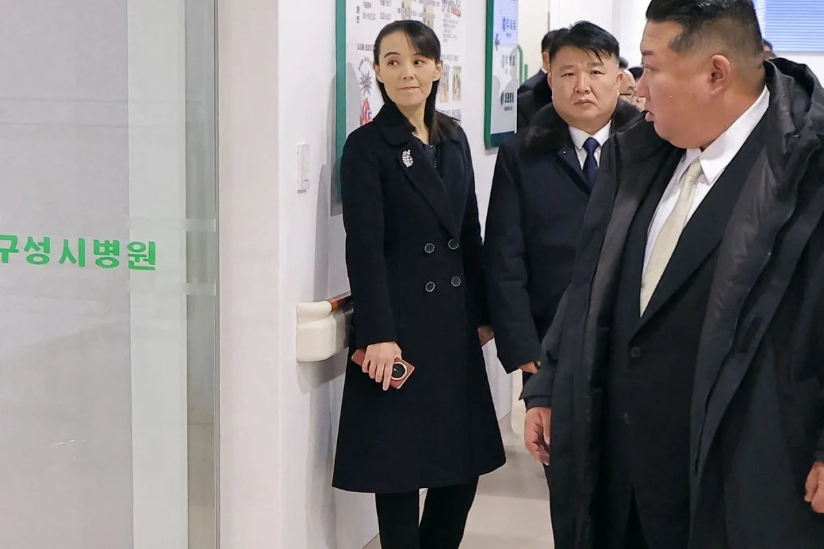 Em gai ong Kim Jong Un dung smartphone gap Trung Quoc? hinh anh