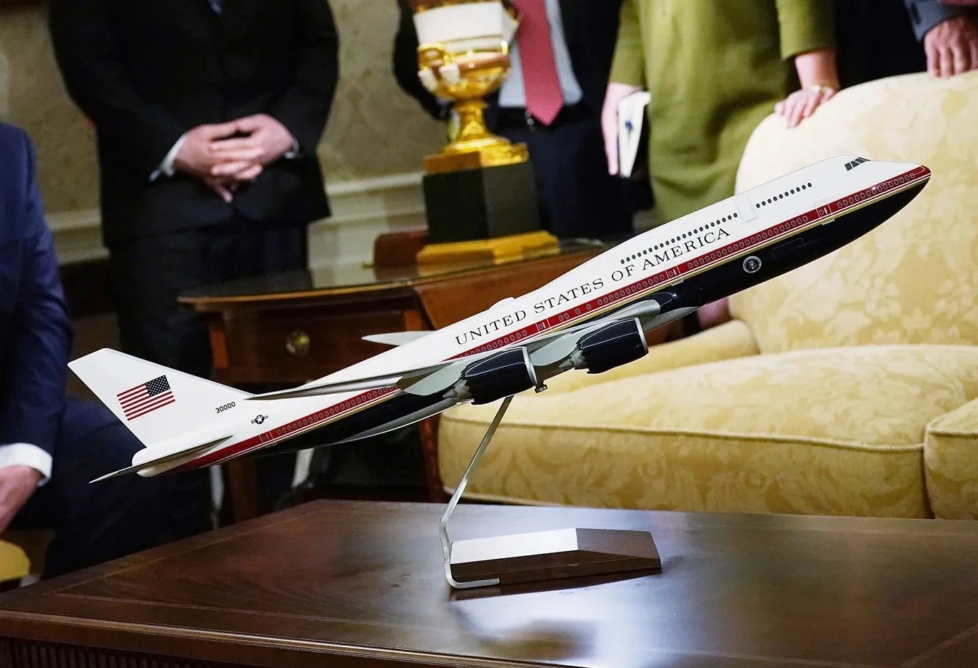 Khong luc Mot cua ong Trump bi 'doi von' len hon 4,3 ty USD hinh anh