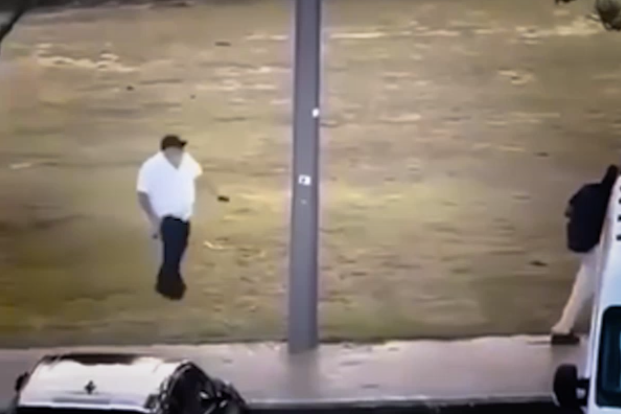 Khoanh khac nguoi dan ong don doc lao vao tay sung tai Australia hinh anh