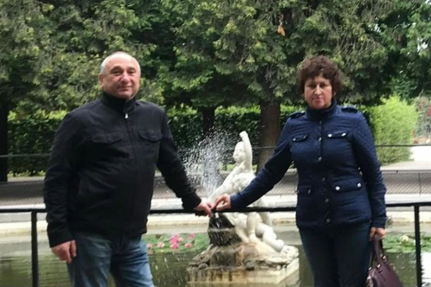 Ba nguoi hung mai mai nga xuong khi ngan chan khung bo o Bondi hinh anh