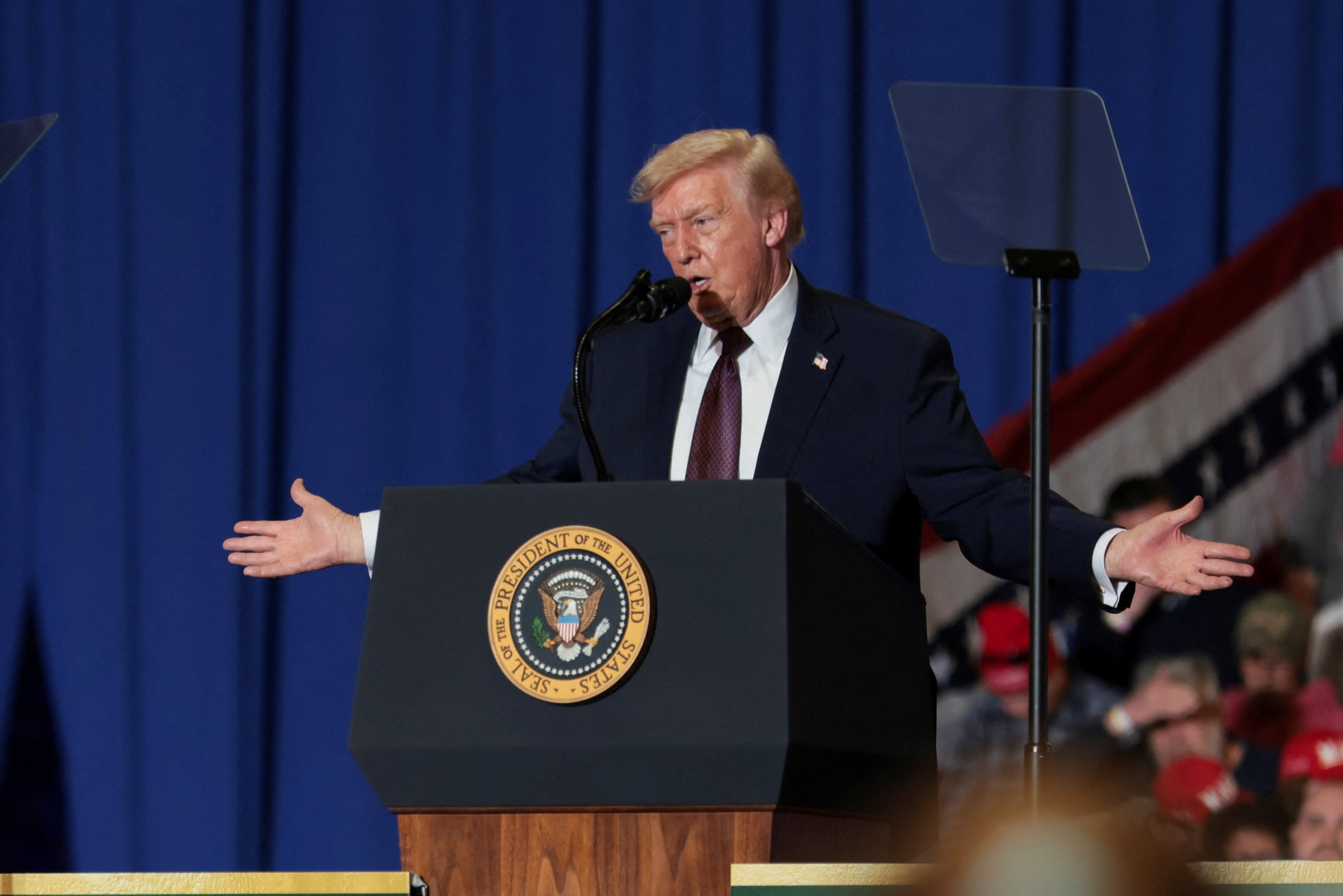 Ong Trump lac de hinh anh