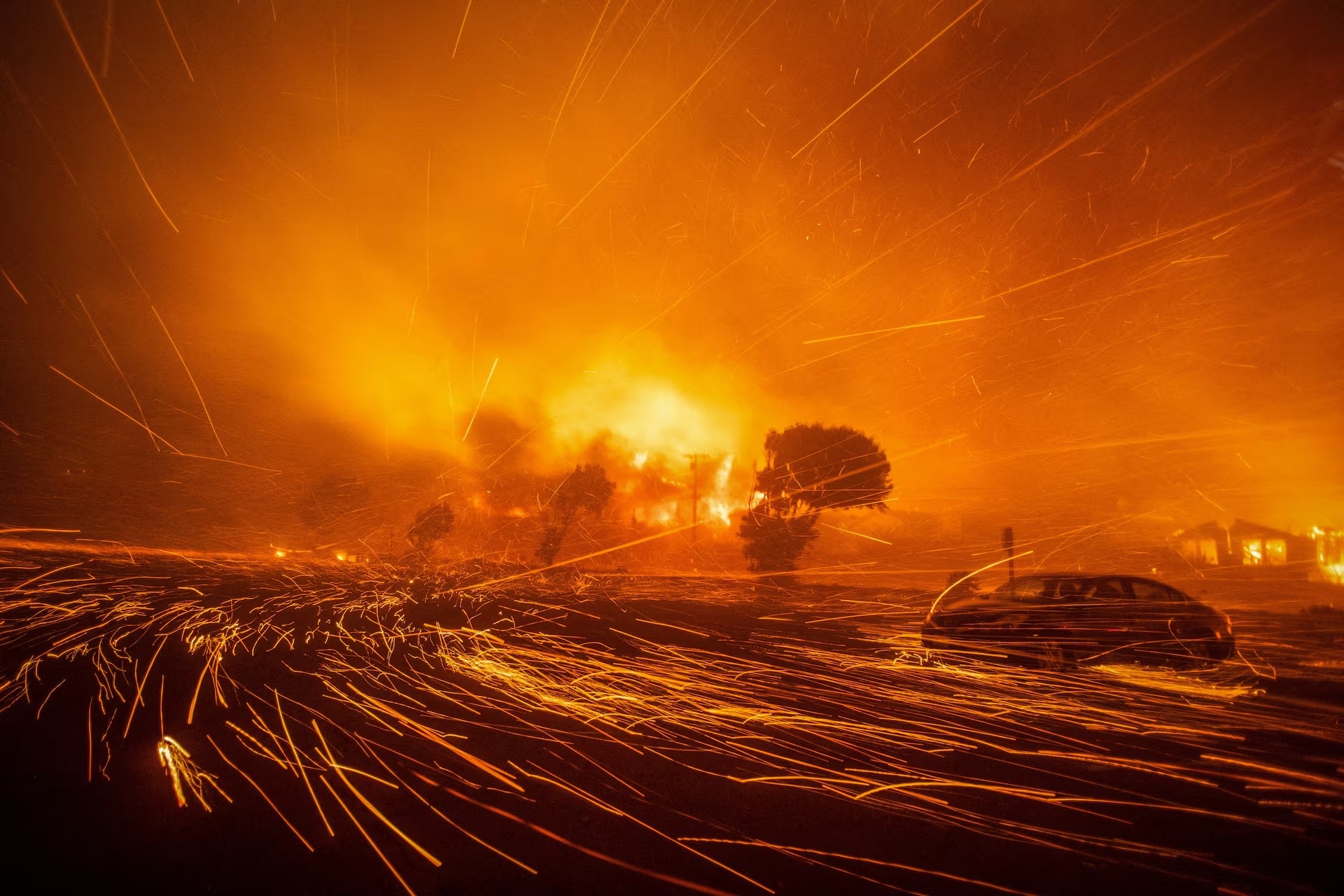 Suc song manh liet giua tam bao thien tai 2025 hinh anh